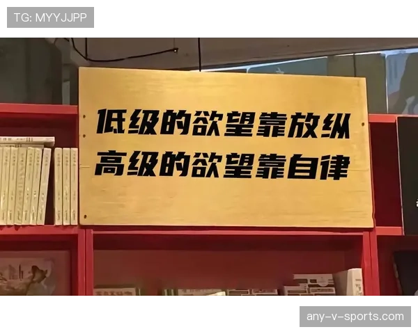 常园训练完随手啃鸡腿,这自律和放纵的切换也太真实了 常园训练完随手啃鸡腿,这自律和放纵的切换也太真实了