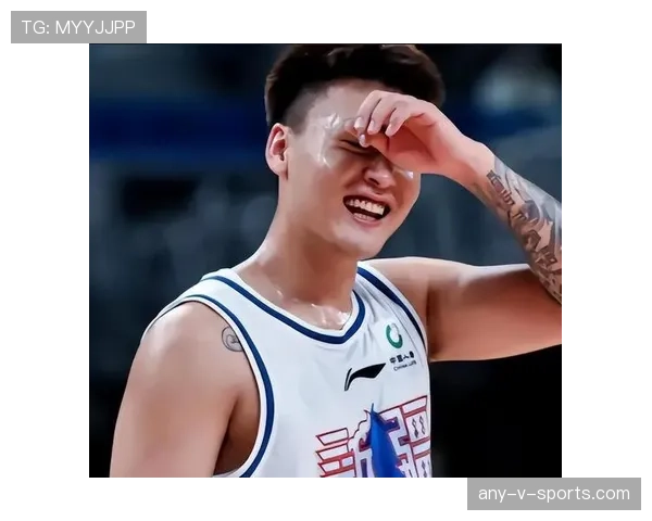 赵睿打完球拎着名牌袋子进私人会所，我的工资卡要申请休假了